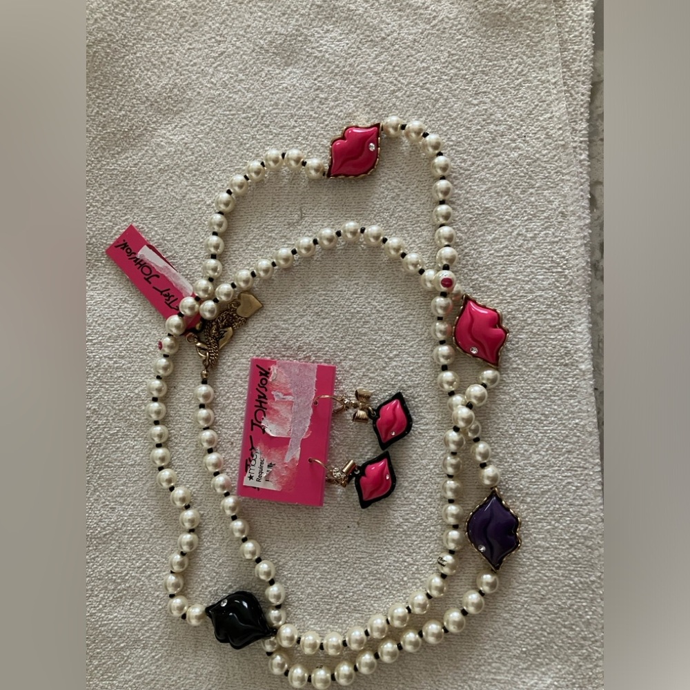 Betsey Johnson Vintage Pearl Black Pink Lips Necklace And Earrings Set